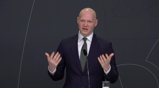 Finansmarknadsminister Niklas Wykman (M) på dagens pressträff.