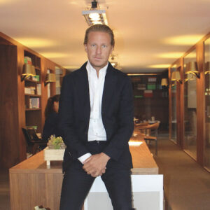 Dubbla stämningar mot Oscar Engelbert