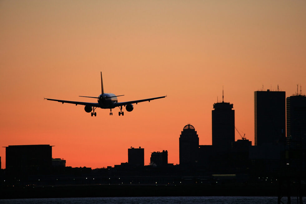 Flygplan på väg in mot Logan Airport i Boston, kvällsbild