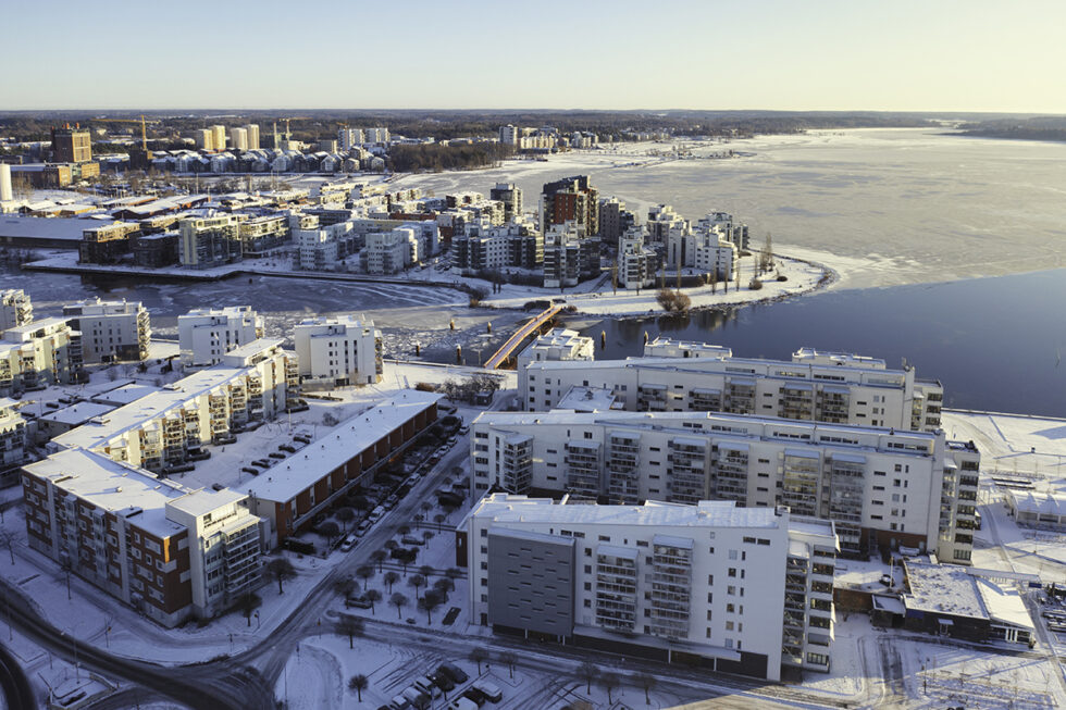 boverket skriver ner bostadsbehovet. fotot visar en flygbild över Västerås, med byggkranar i bakgrunden