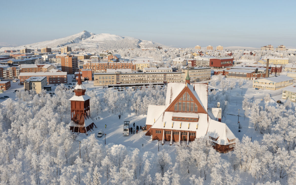 flygfotot/drönarfoto som visar ett vintrigt Kiruna med kyrkan i förgrunden