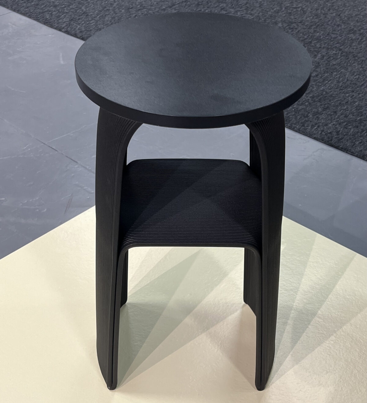 Hyfer Objects 3D-printade sidobord Ginko är tillverkat av Sulapac som är biobaserat.