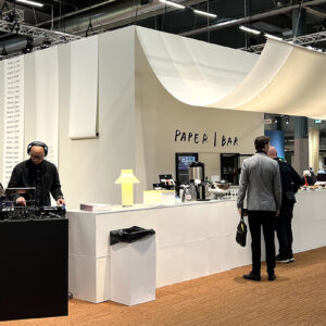 Bar av papper och möbler av kasserat material