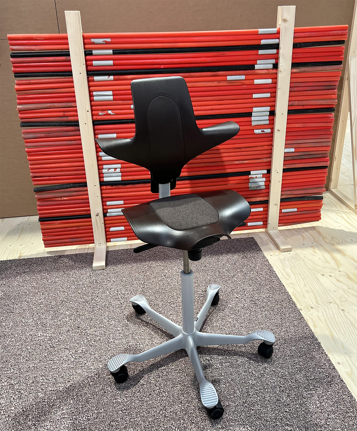 Kontorsstolar tillverkade av uttjänta plogpinnar presenterades på Stockholm Furniture Fair.