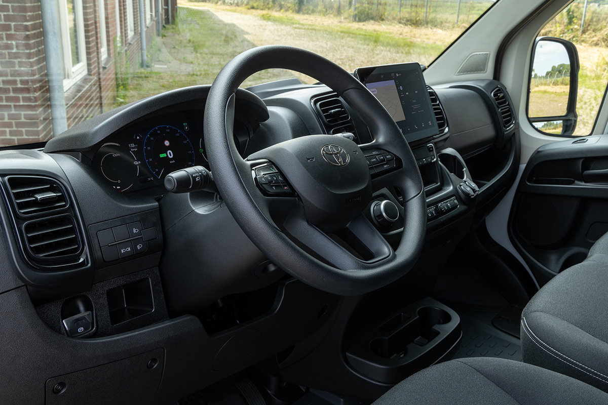 Växelväljaren i Toyota Proace Max, placerad till höger om ratten, består av ett rejält vred.