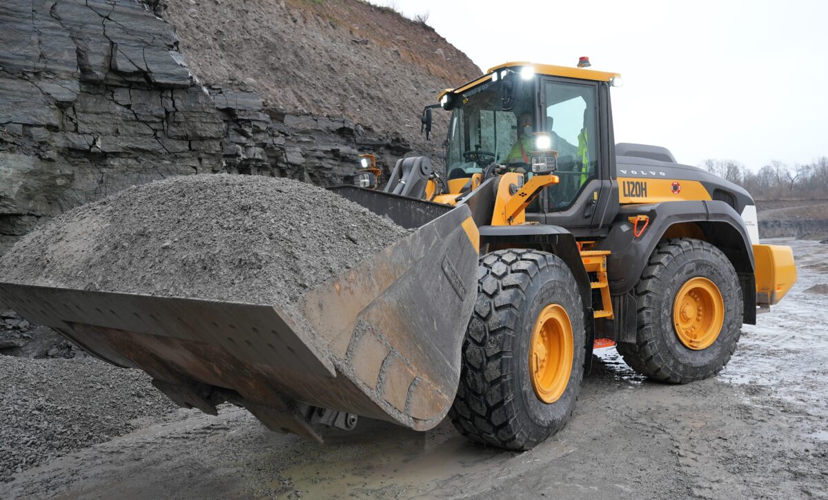 Den elektriska hjullastaren har används vid anläggning i Skövde sedan augusti 2024. Foto: Heidelberg Materials