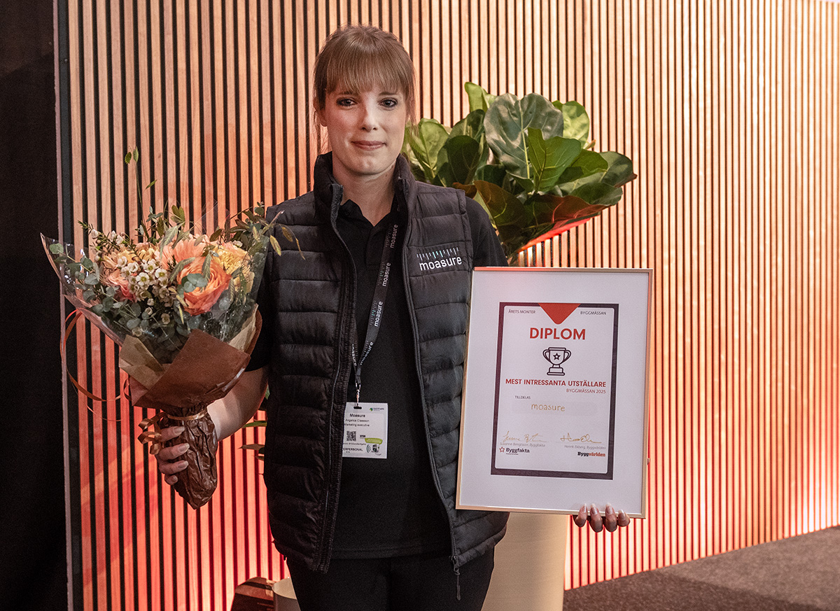 Angelica Claesson, marknadsföringsansvarig Norden, fick ta emot blommor, diplom och en årsprenumeration på Byggvärlden i pris.