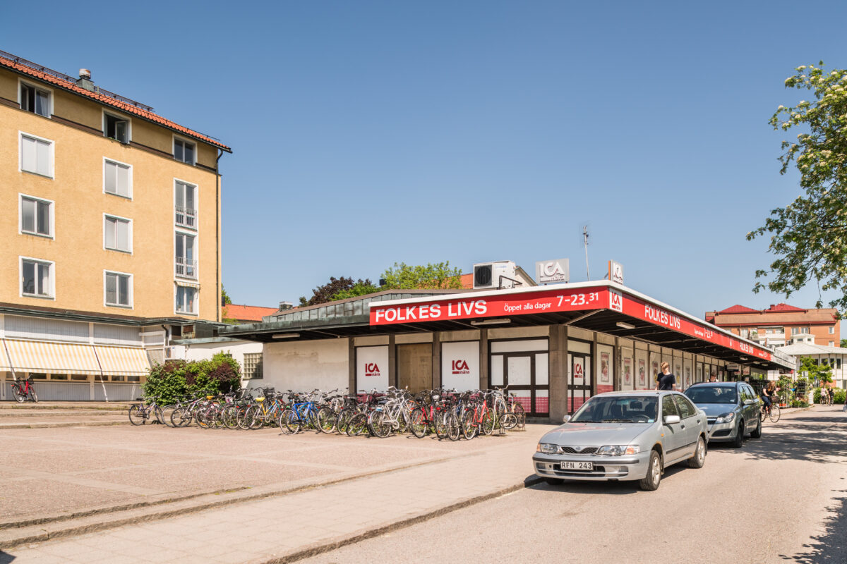 Torget på Rackarberget, med bostäder och en butik. Peab och Uppsalahem nu fortsätter renoveringen