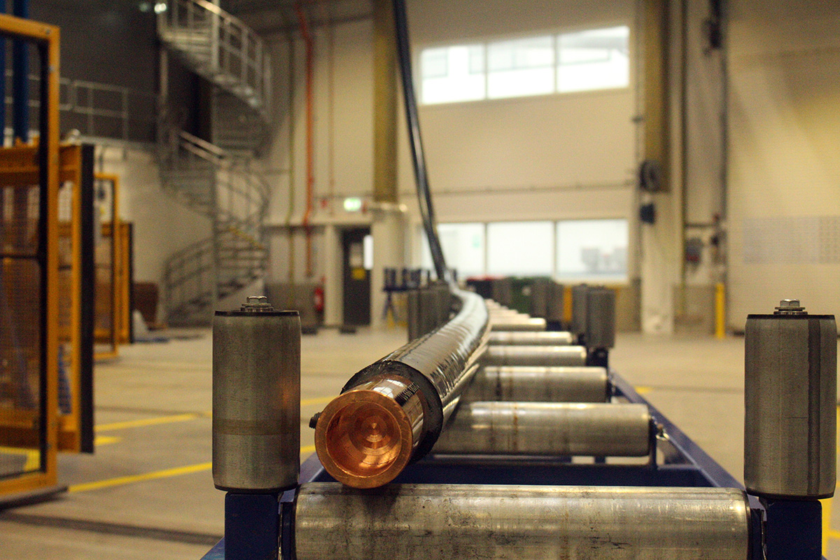 I den befintliga NKT-fabriken på området pågår produktionen som vanligt under hela byggtiden.
