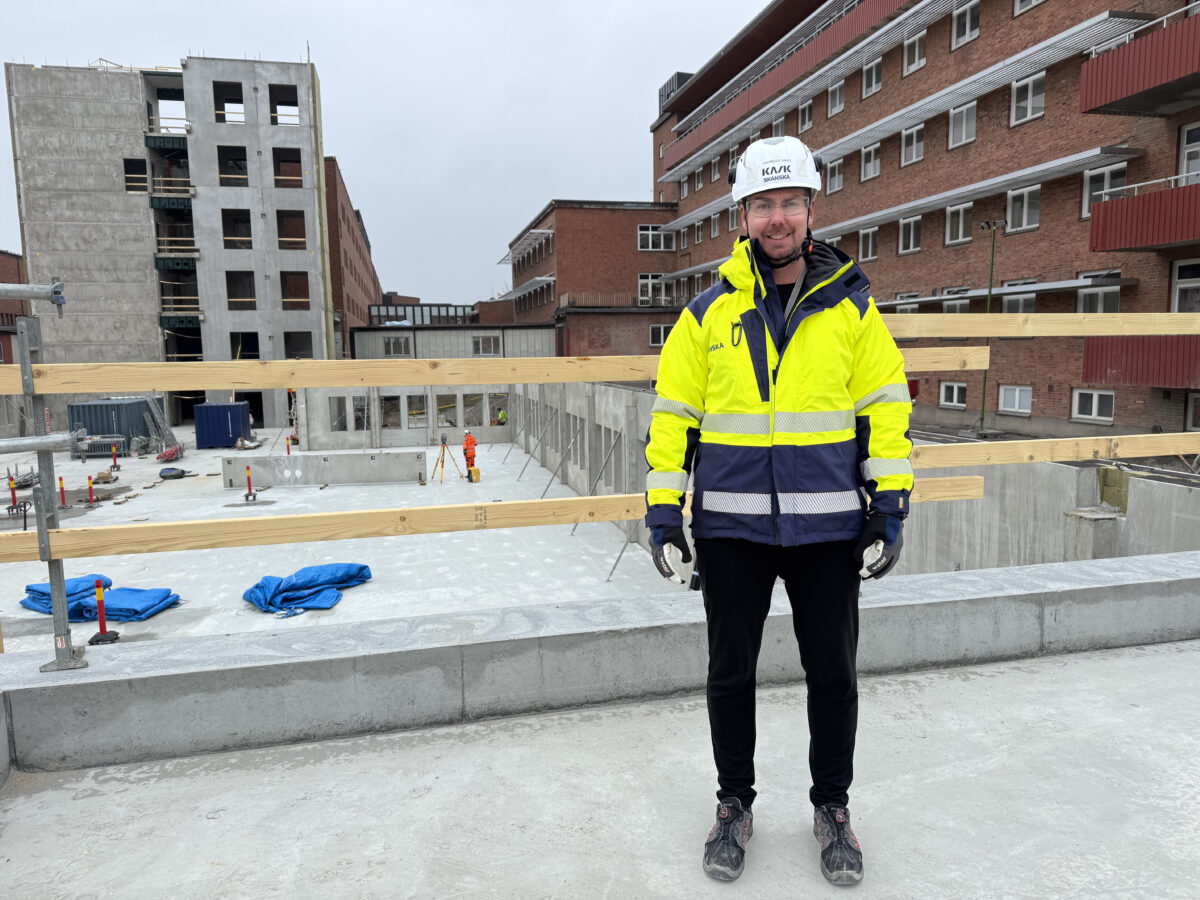 Andreas Haag, Skanska, i varseljacka och hjälm vid bygget av nya mottagningshuset