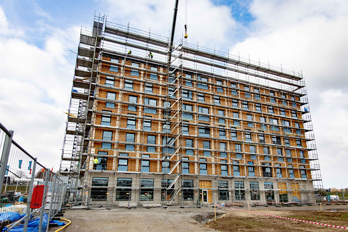 Byggarbetsplats som visar när trämoduler blir nya hotell