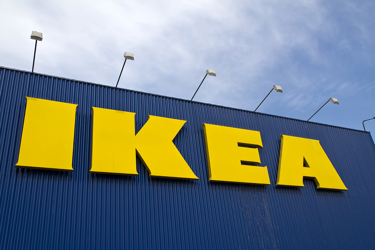 Ikea-loggan på fasaden till ett varuhus. Ikea Uppsala håller stängt i minst nio månader på grund av byggfel.