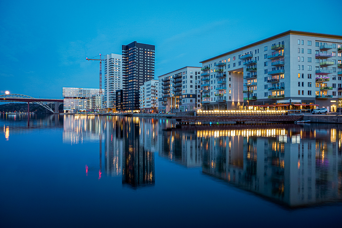Liljeholmskajen i Stockholm nattetid. Hus och byggkranar.