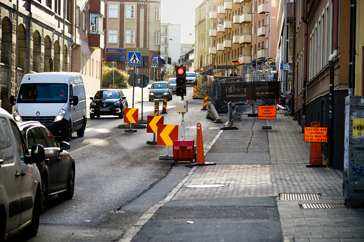 Forskare från bland annat Linköpings universitet har släppt en bok som sammanfattar två mångåriga forskningsprojekt om hur byggprojekt i städer kan störa så lite som möjligt. Foto över gata i Linköping där det pågår byggarbeten