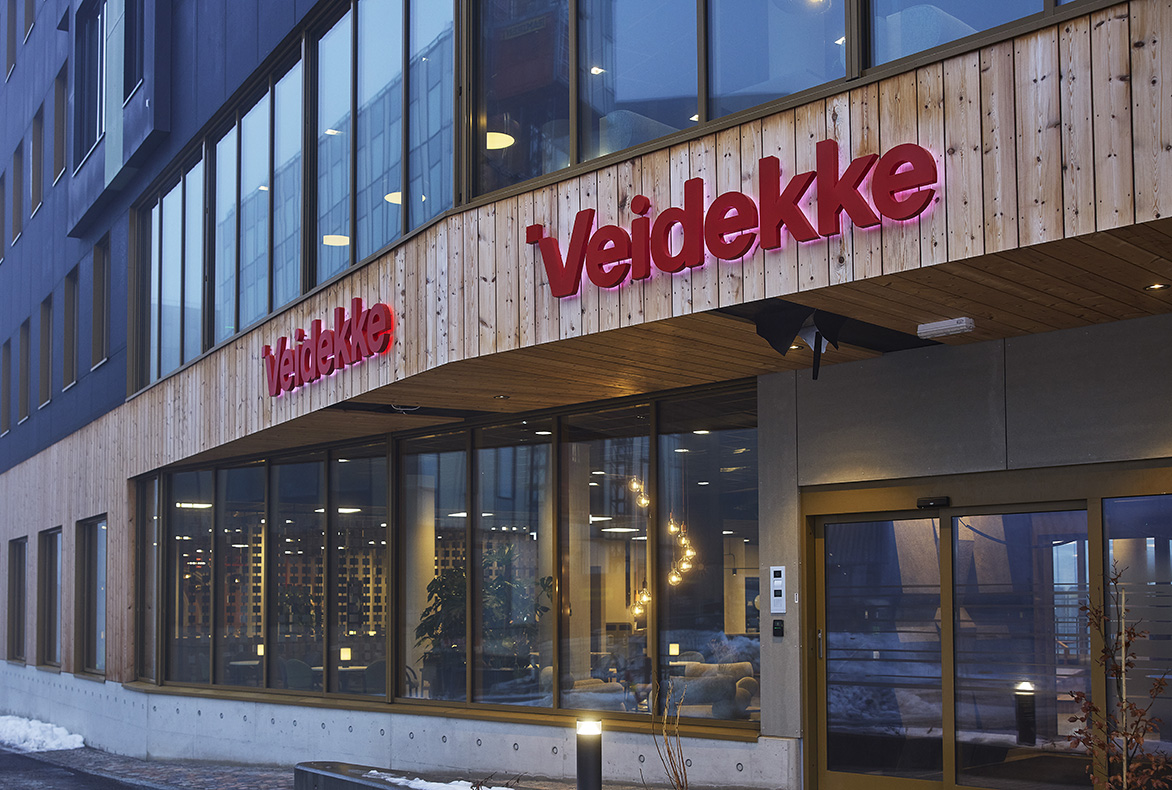 Veidekkes huvudkontor, med skyltar som visar namnet/loggan