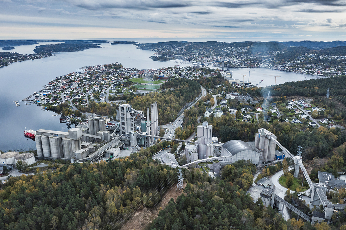 Heidelberg Materials fabrik där CCS-anläggningen byggts