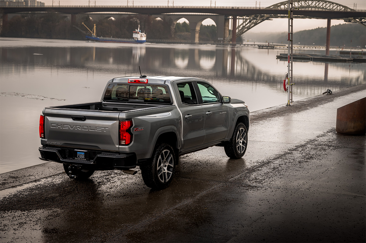 Chevrolet Colorado har rymligt lastflak med smarta sidoluckor, belysning och praktiska förvaringssystem