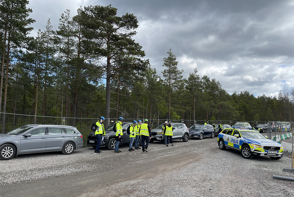 Parkerade polisbilar och personer i varseljackor på enb gusväg/plan. Nyligen genomfördes en myndighetsgemensam kontrollinsats på Microsofts datahallsbygge i Gävle.