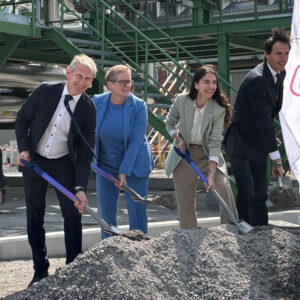 Startskottet med historiskt spadtag