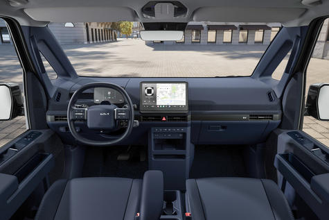 Förarplatsen i Kia PV5 Cargo är rymlig och ergonomiskt utformad.