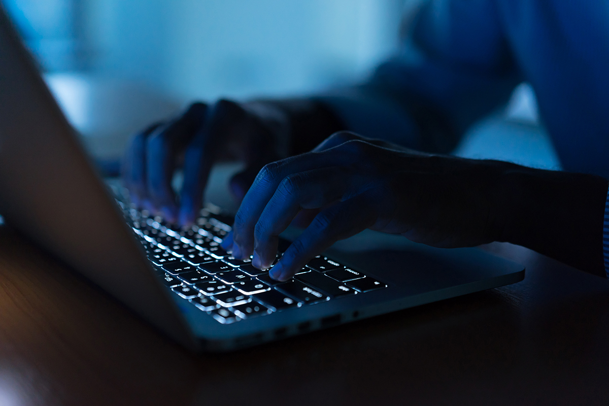 person som skriver på tangentbord, hackerattack, dataläcka