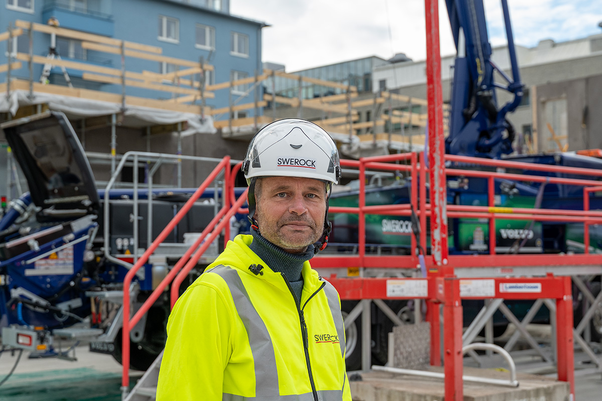 Anders Åhlin, Swerock, på arbeidsplassen i Råsunda. Betongpumpen er synlig i bakgrunnen.