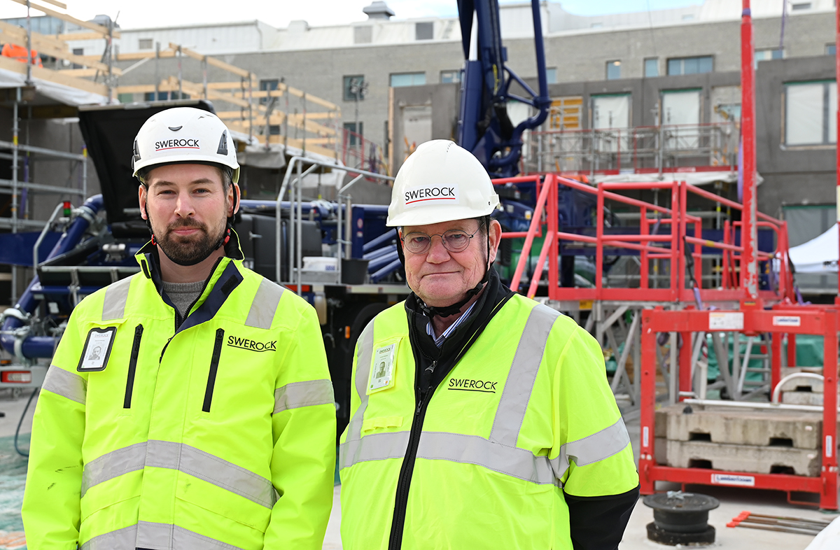 Erik Py, anleggsleder, og Hans Orest, trafikk- og kjøretøysjef hos Swerock i arbeidsklær foran den helelektriske betongpumpen.