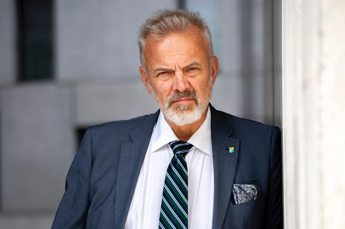Jörgen Holmlund är tidigare polisöverintendent, säkerhetsexpert och lärare i underrättelsetjänst vid Försvarshögskolan.
