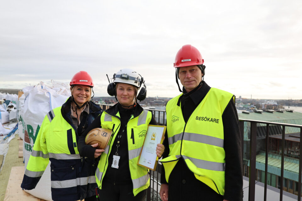 Jeanet Corvinius, Line Kjellsdotter och Henrik Ekberg ute på byggarhetsplatsen.