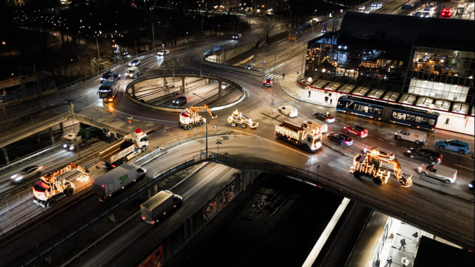 drönarbild över det emissionsfria luciatåget som rullar på Stockholms gator