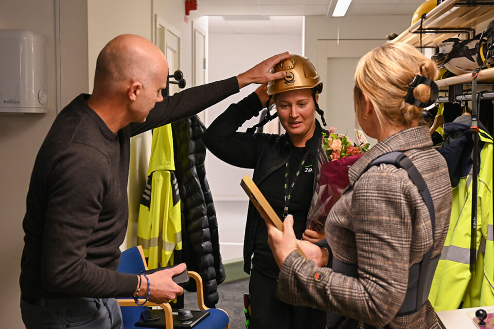 Line Kejllsdotter Årets Byggchef överraskas av Henrik Ekberg, chefredaktör på Byggvärlden och Jeanet Corvinius, Byggchefernas ordförande.