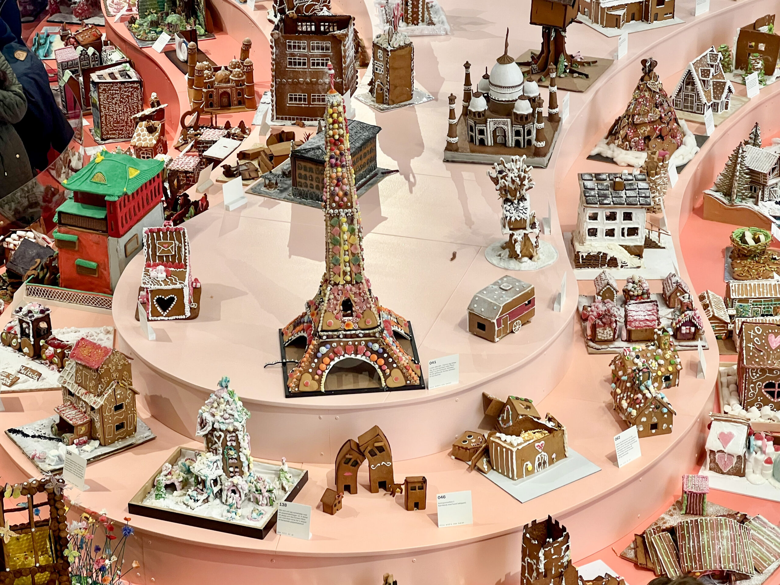 Det högsta pepparkakshuset, som har formen av Eiffeltornet, är cirka en meter högt.