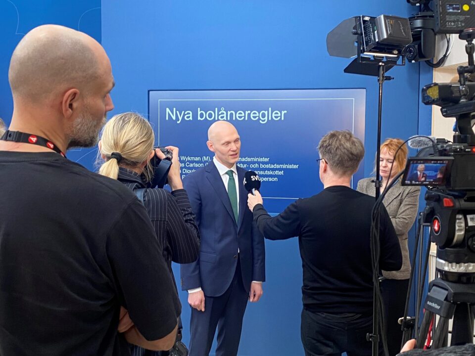 finansmarknadsminsiter Niklas Wykman intervjuas om de nya bolånereglerna, slopat skärpt amorteringskrav och bolånetak.