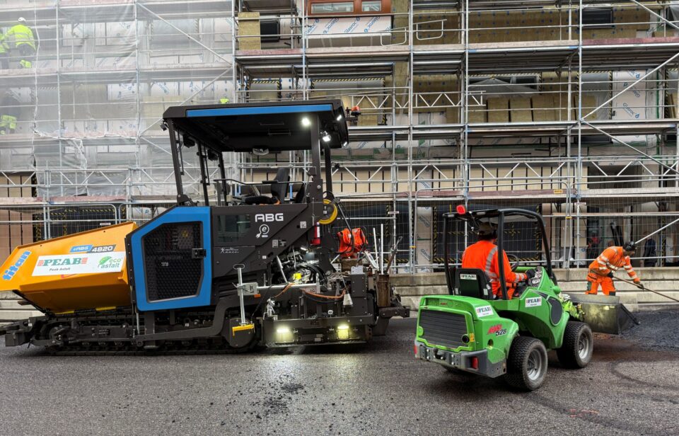 I Kvarteret Persikan, på Södermalm i Stockholm, användes ett helt eldrivet asfaltlag.