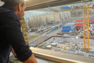 Projektchef Miso Vicic betraktar bygget av Parkside från kontoret fem våningar upp