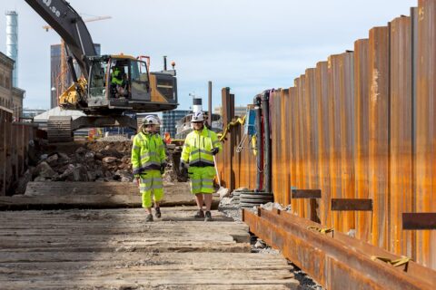 Så säkrar Skanska kajen mot stigande vattennivåer