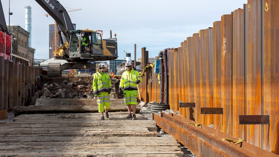 Så säkrar Skanska kajen mot stigande vattennivåer