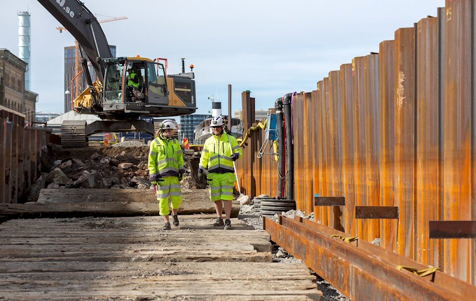 Så säkrar Skanska kajen mot stigande vattennivåer