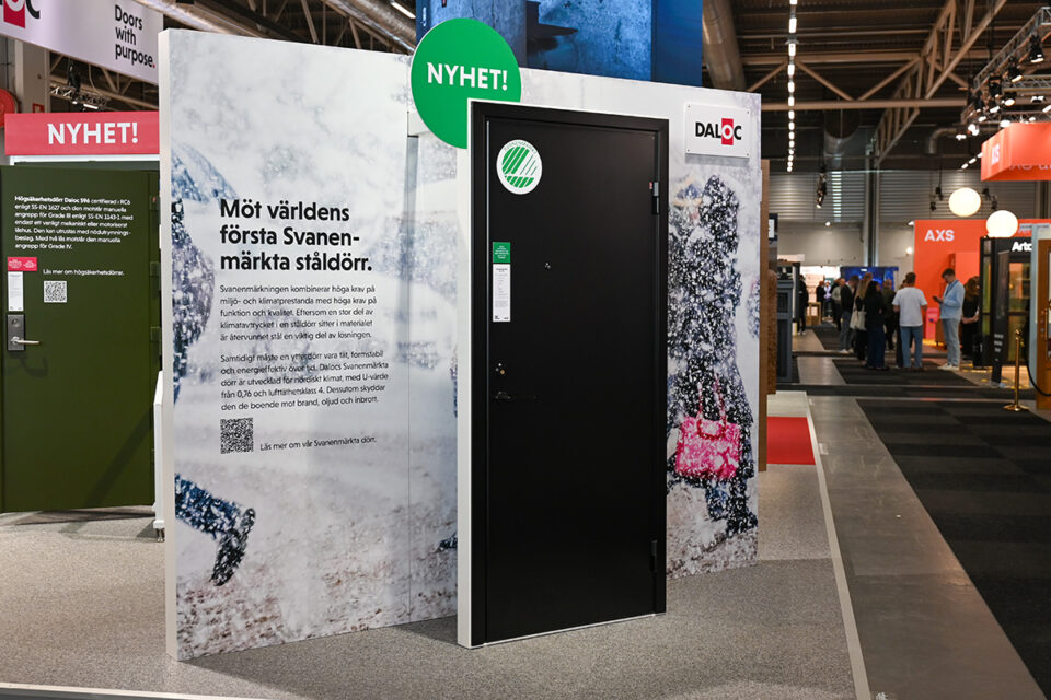 Svanenmärkt dörr på Nordbygg