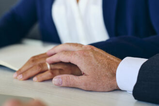 Krävs på ersättning för sexuella trakasserier