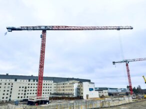 För att möjliggöra arbetet monteras en av Nordens största tornkranar på arbetsplatsen.