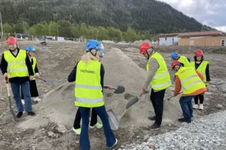 Spaden i marken för nytt vårdcentrum i Funäsdalen