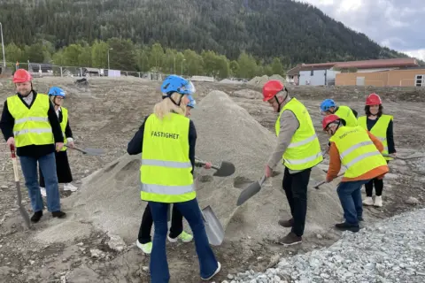 Spaden i marken för nytt vårdcentrum i Funäsdalen