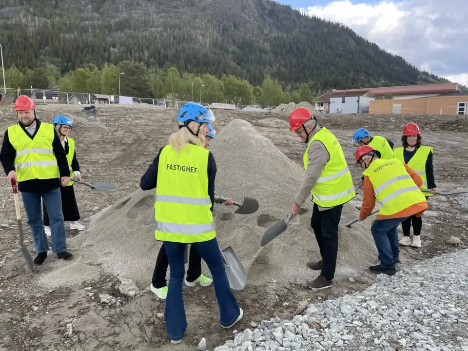 Spaden i marken för nytt vårdcentrum i Funäsdalen