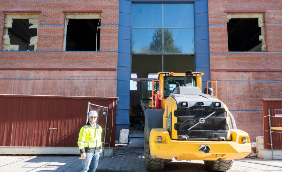 Utvändig fasad på före detta Aula Aurora – här ska portar monteras och huset byggs om till garage och verksamhetsyta.
