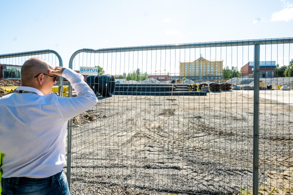 Erik Nordenskiöld blickar ut över tomten där D-huset tidigare stod.