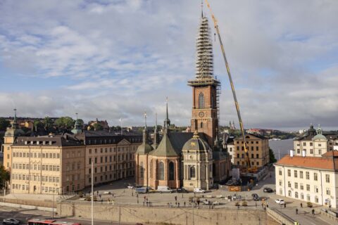 Korset nere – nu plockas den 106 ton tunga spiran isär
