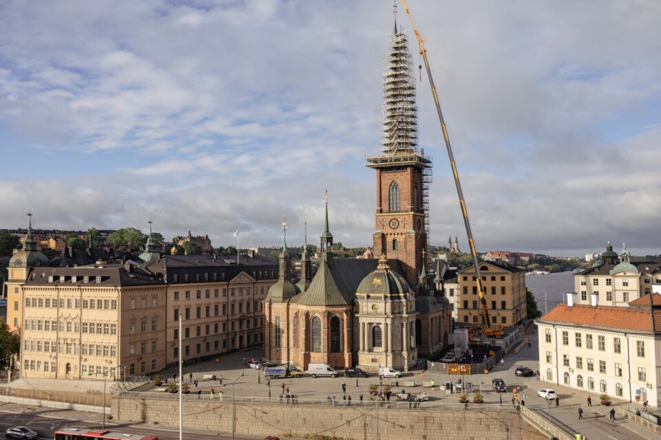 Korset nere – nu plockas den 106 ton tunga spiran isär